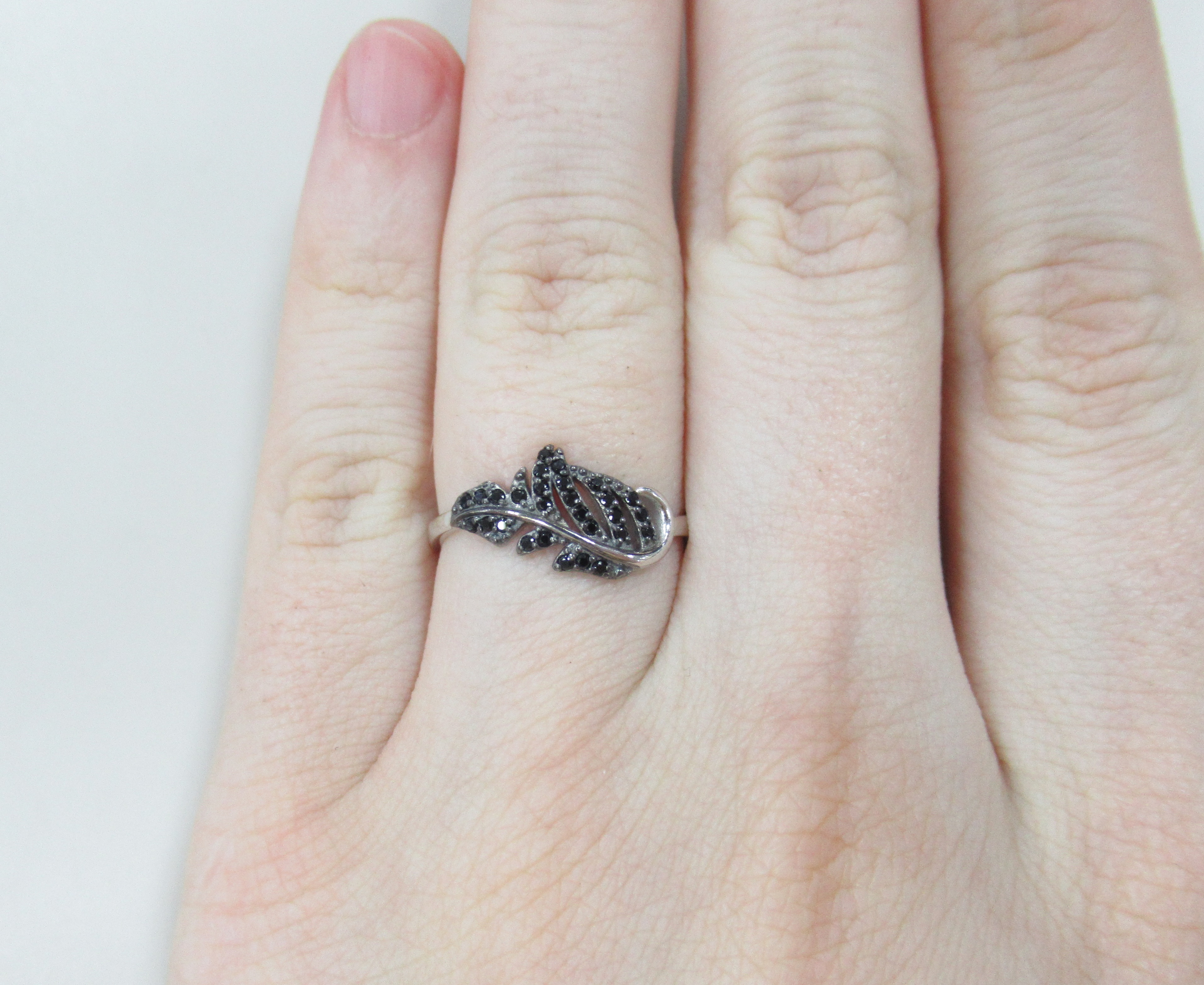 Серебряное кольцо со шпинелью "Перо"